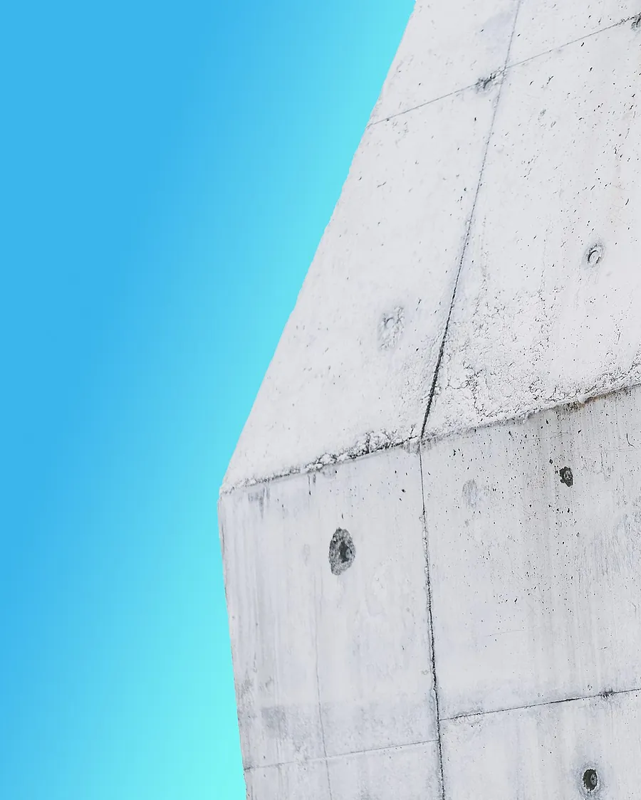Angle de béton clair se détachant sur un ciel bleu