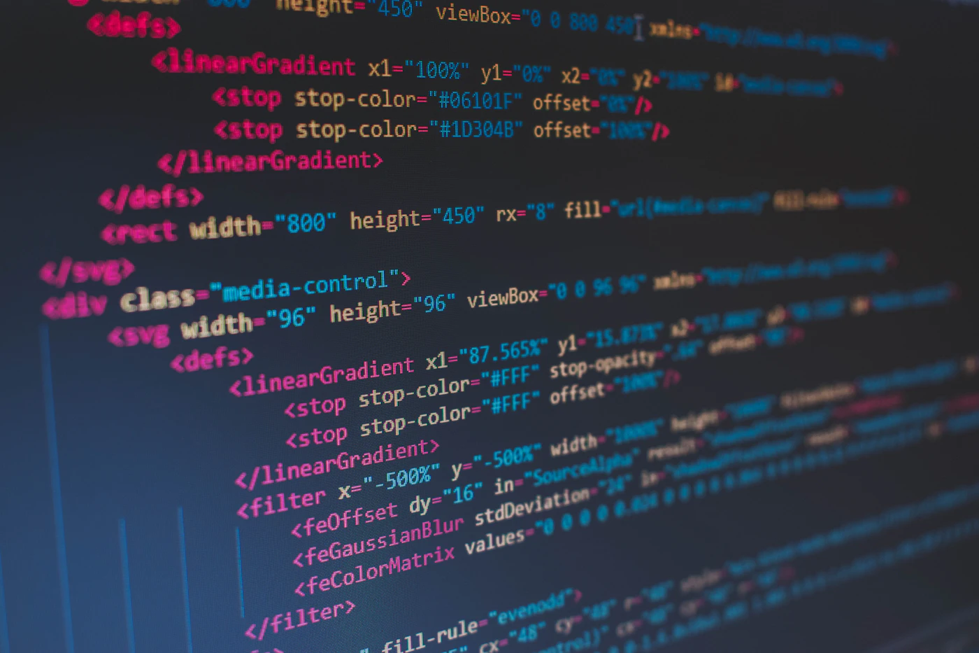 Lignes de code colorées d'un fichier graphique, affichées sur un écran sombre.