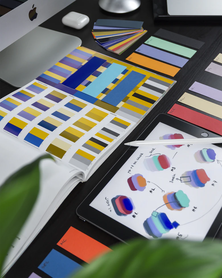 Cartes de couleurs et gabarits imprimés étalés sur un bureau.