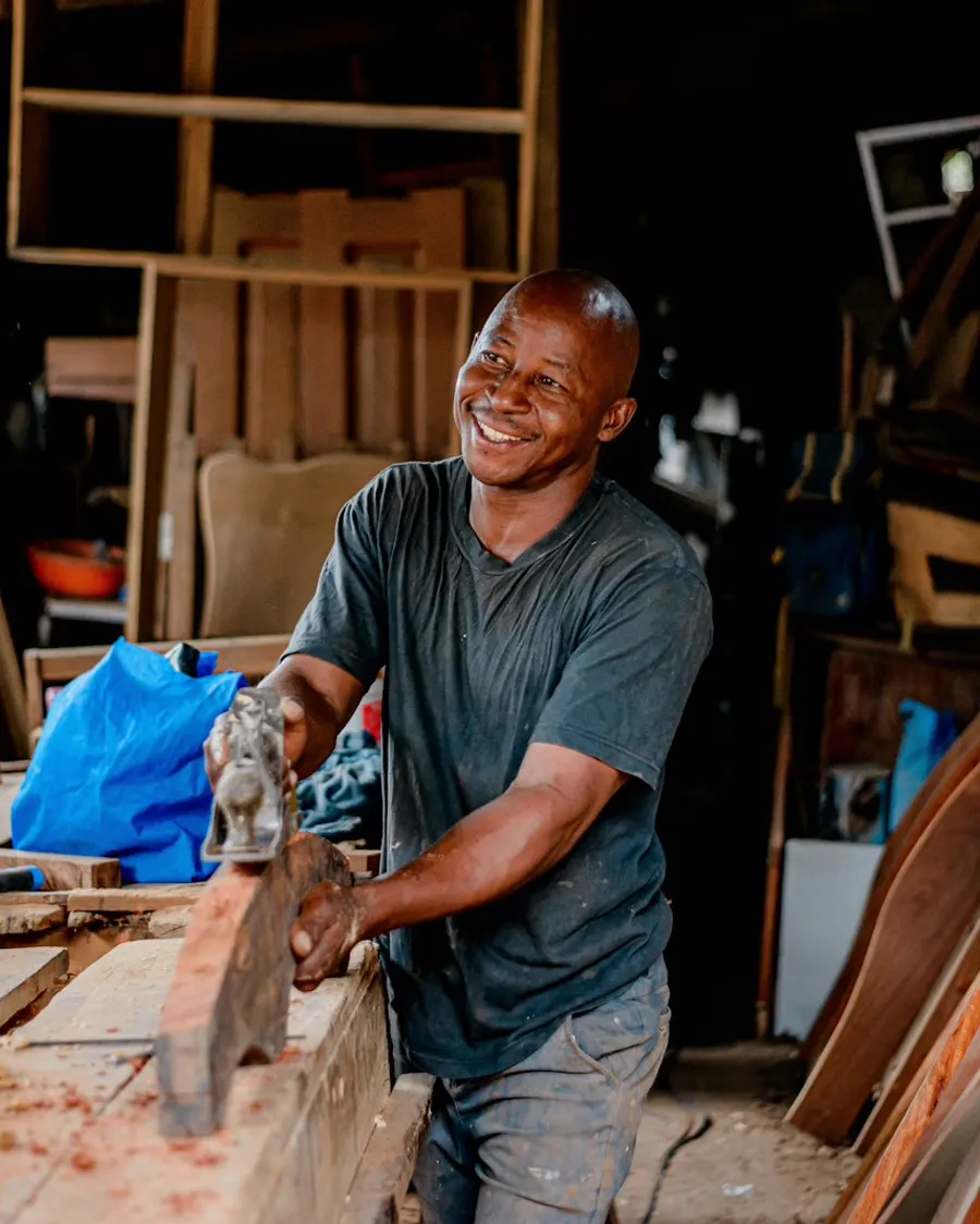 Menuisier souriant dans son atelier