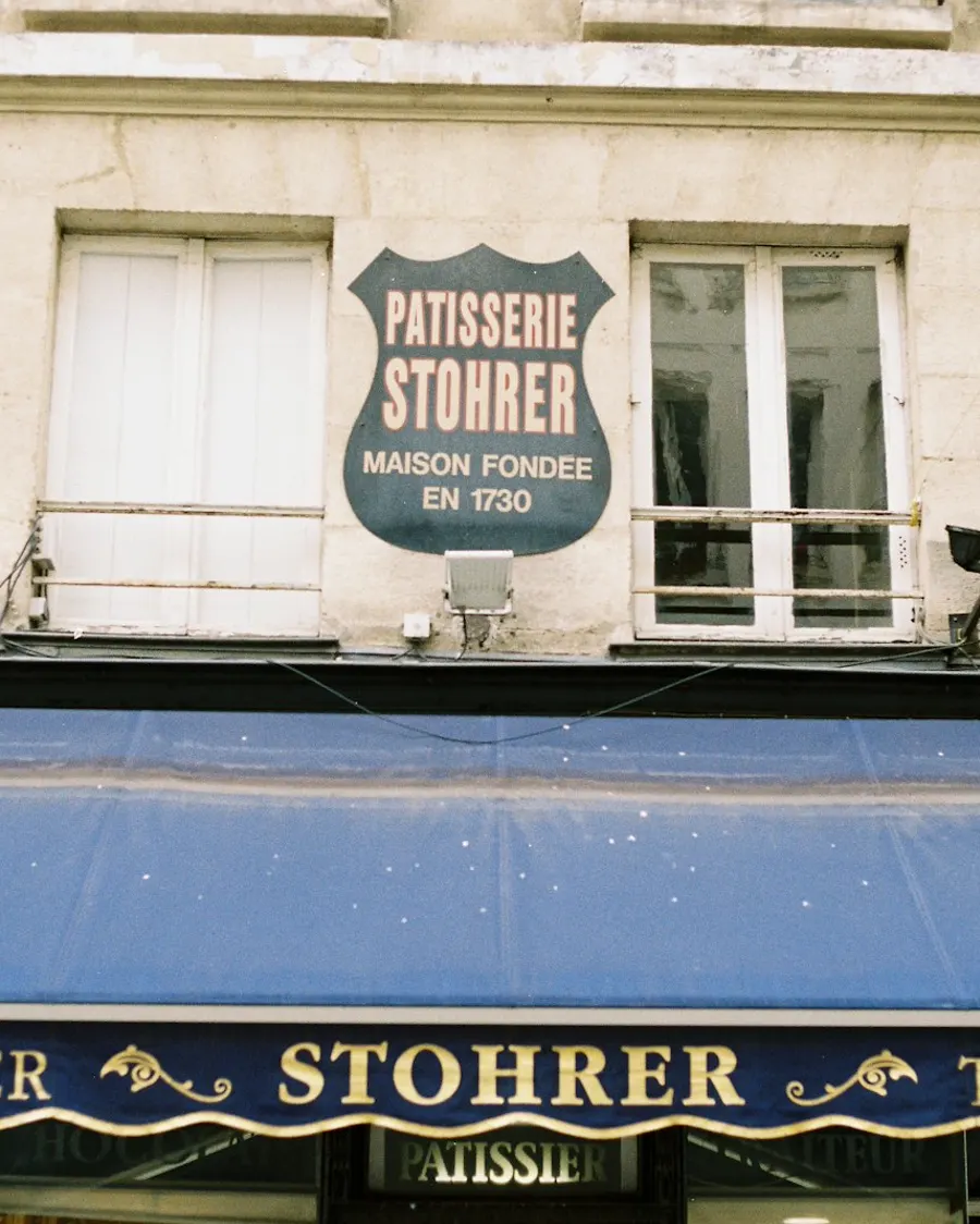 Pâtissière derrière son comptoir